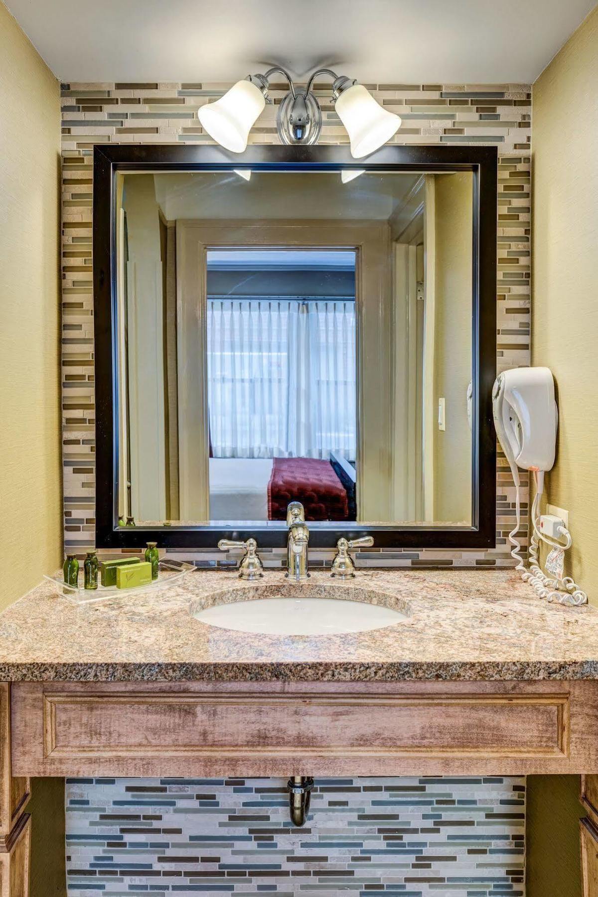 Hotel Carleton Of 3*