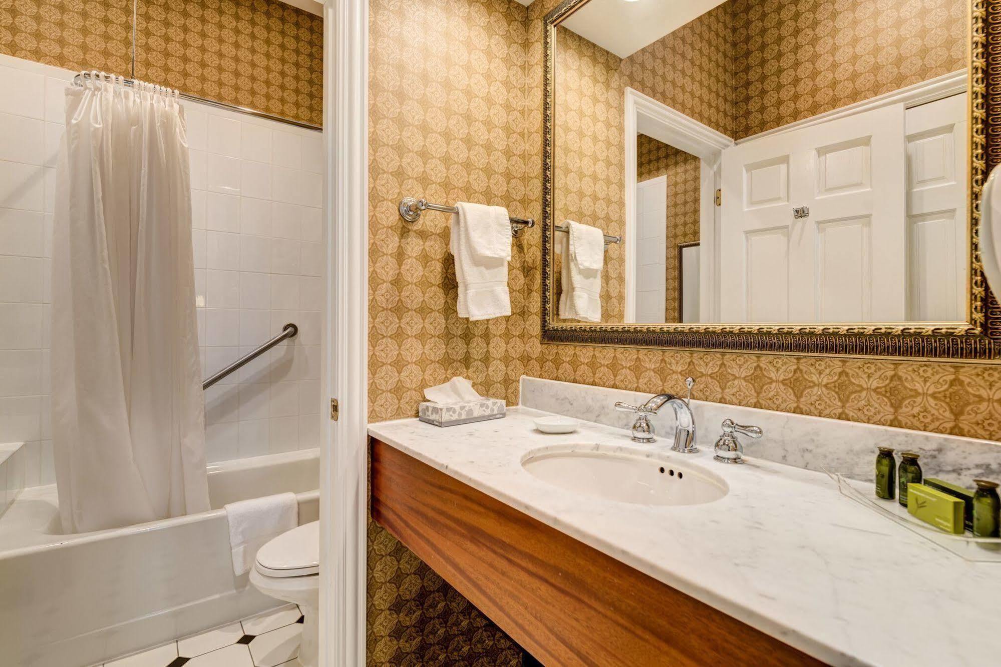 Hotel Carleton Of Oak Park
