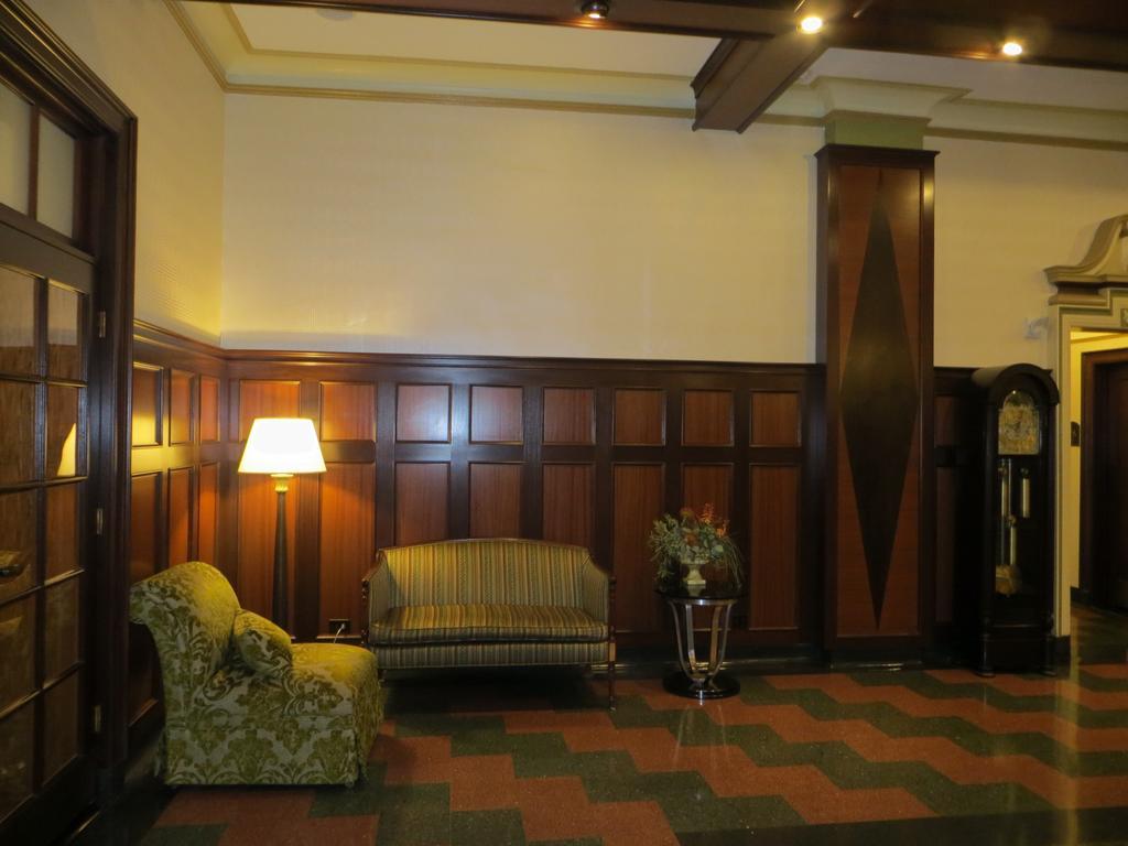 Carleton Of Hotel Oak Park