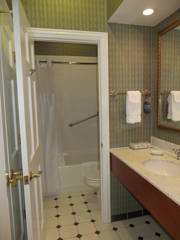 Carleton Of Hotel